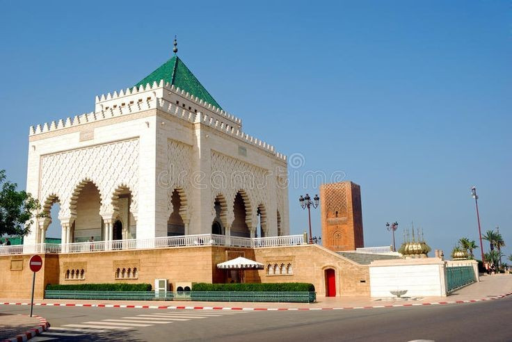 Nằm cạnh lăng Mohammed V. Quần thể kiến trúc tháp - lăng này là điểm du lịch nổi bật nhất Morocco. Ảnh: Pinterest.