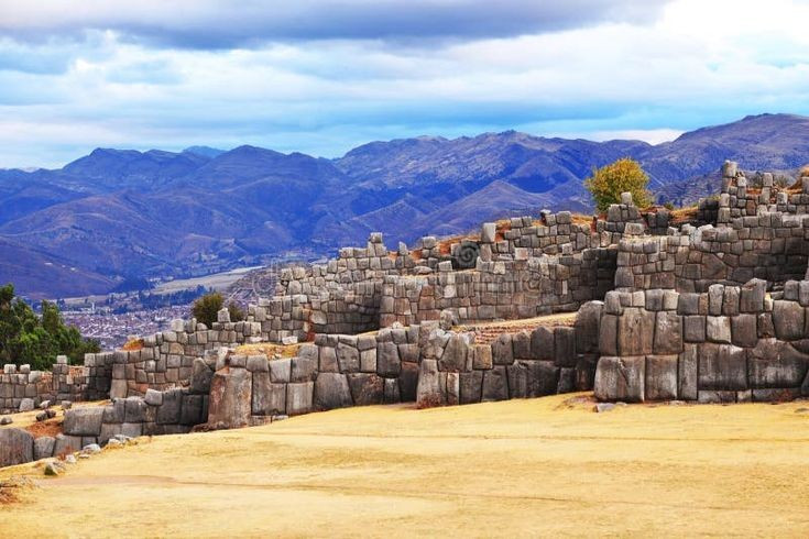 4. Từng là một phần của pháo đài quân sự Inca. Các nhà nghiên cứu tin rằng Sacsayhuaman đóng vai trò quan trọng trong việc phòng thủ thủ đô Cusco trước sự xâm lược của kẻ thù. Ảnh: Pinterest.