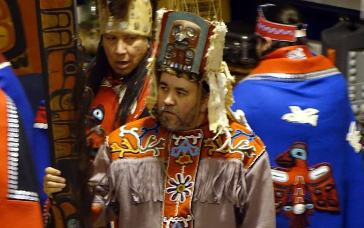 Khả năng thích nghi trong thế giới hiện đại. Ngày nay, người Tlingit vừa gìn giữ bản sắc truyền thống vừa tham gia tích cực vào xã hội hiện đại ở Alaska và Canada. Các nỗ lực phục hồi ngôn ngữ, nghệ thuật và nghi lễ cho thấy sức sống bền bỉ của một nền văn hóa ven biển lâu đời. Ảnh: kcaw.org.