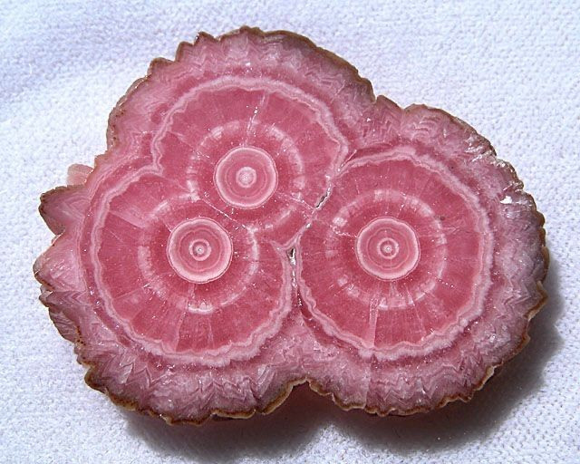 7. Nổi tiếng ở Argentina. Mỏ Capillitas ở Argentina cung cấp nhiều khối Rhodochrosite vân dải tuyệt đẹp, trở thành biểu tượng khoáng sản quốc gia. Ảnh: Pinterest.