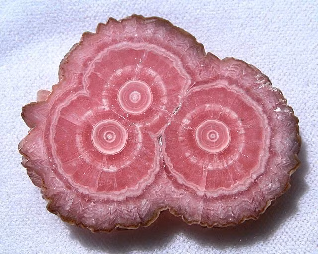 7. Nổi tiếng ở Argentina. Mỏ Capillitas ở Argentina cung cấp nhiều khối Rhodochrosite vân dải tuyệt đẹp, trở thành biểu tượng khoáng sản quốc gia. Ảnh: Pinterest.