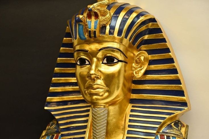 Tutankhamun lên ngôi khi mới khoảng 9 tuổi. Ông trị vì Ai Cập chỉ trong một thập kỷ ngắn ngủi trước khi qua đời ở tuổi 19. Ảnh: Pinterest.