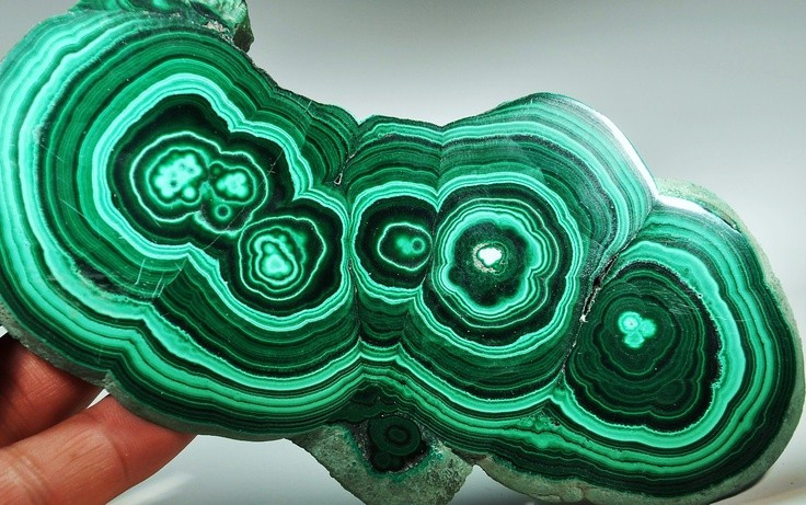 Có màu xanh đặc trưng khó nhầm lẫn. Độ xanh tươi sáng với vân xoáy, dải song song hoặc hình tròn khiến malachite trở thành khoáng vật trang trí độc đáo. Ảnh: Pinterest.