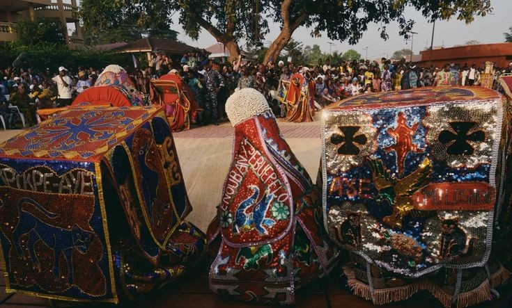 5. Các nghi lễ thường đi kèm âm nhạc và nhảy múa. Lễ Vodou diễn ra trong tiếng trống dồn dập, bài hát cổ truyền và những điệu nhảy nhập đồng – nơi người hành lễ có thể bị loa nhập vào để truyền đạt thông điệp. Ảnh: Pinterest.