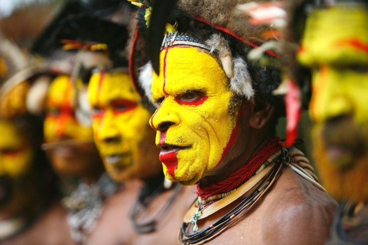 Sinh sống ở vùng cao nguyên hiểm trở. Người Huli cư trú chủ yếu tại tỉnh Hela thuộc Papua New Guinea, ở độ cao hơn 1.500 mét so với mực nước biển. Địa hình núi non và thung lũng sâu đã giúp họ duy trì bản sắc văn hóa riêng biệt trong thời gian dài. Ảnh: Pinterest.