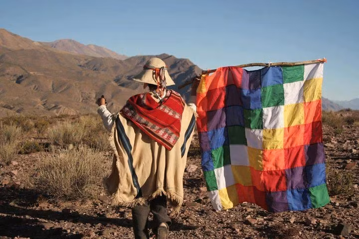 Tín ngưỡng thờ Mẹ Đất Pachamama rất sâu sắc. Trong đời sống tinh thần, Pachamama là hiện thân của thiên nhiên, được người Aymara cúng tế thường xuyên để cầu mùa màng, sức khỏe và sự hài hòa. Ảnh: Pinterest.