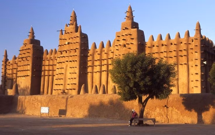 Kiến trúc bằng đất sét lớn nhất thế giới. Đại Thánh đường Djenné được xây hoàn toàn từ gạch đất phơi nắng và bùn trộn rơm, tạo nên diện mạo vững chãi hiếm có. Ảnh: Pinterest.