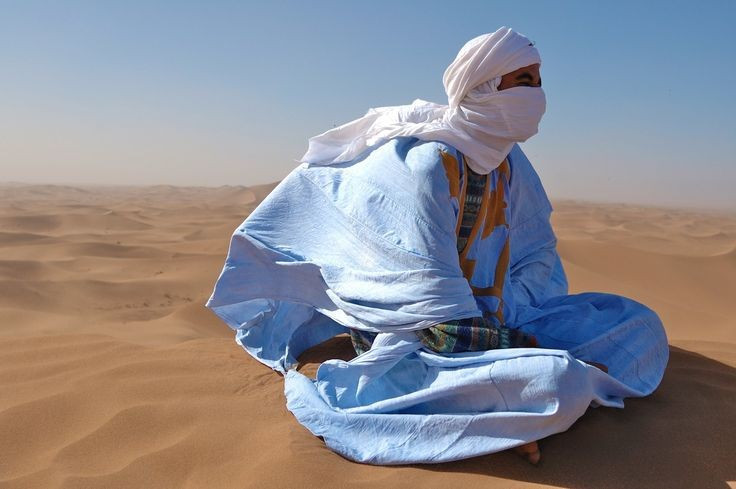 Gắn liền với lịch sử Sahara. Tộc người Tuareg từng kiểm soát nhiều tuyến thương mại xuyên sa mạc trong hàng thế kỷ. Ảnh: Pinterest.