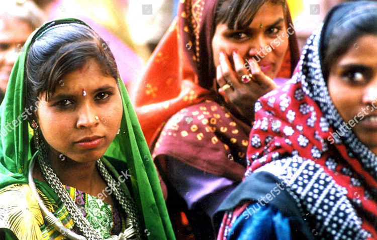 Đang thay đổi trong thời hiện đại. Ngày nay, dù vẫn giữ nhiều truyền thống, người Bhil đang dần thích nghi với xã hội hiện đại thông qua giáo dục, đô thị hóa và các chính sách hỗ trợ của chính phủ. Ảnh: shutterstock.com.