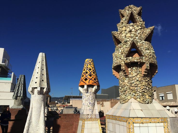 Palau Güell. Nằm gần đại lộ La Rambla, Palau Güell được xây dựng cho gia đình doanh nhân Eusebi Güell. Nội thất sang trọng với mái vòm cao và hệ thống thông gió sáng tạo cho thấy tài năng kỹ thuật vượt trội của Gaudí. Ảnh: Pinterest.