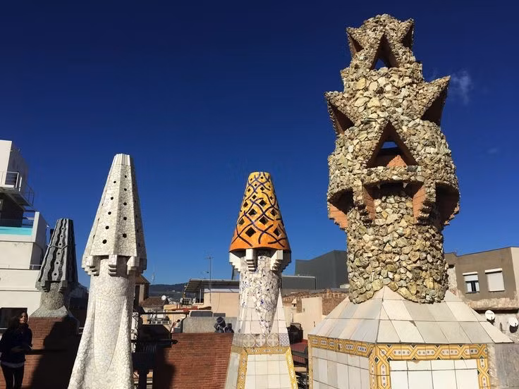 Palau Güell. Nằm gần đại lộ La Rambla, Palau Güell được xây dựng cho gia đình doanh nhân Eusebi Güell. Nội thất sang trọng với mái vòm cao và hệ thống thông gió sáng tạo cho thấy tài năng kỹ thuật vượt trội của Gaudí. Ảnh: Pinterest.