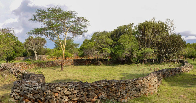 Xuất hiện từ thế kỷ 15. Thimlich Ohinga được xây dựng khoảng thế kỷ 15, thể hiện trình độ tổ chức xã hội và kiến trúc của cư dân vùng hồ Victoria. Ảnh: UNESCPO.