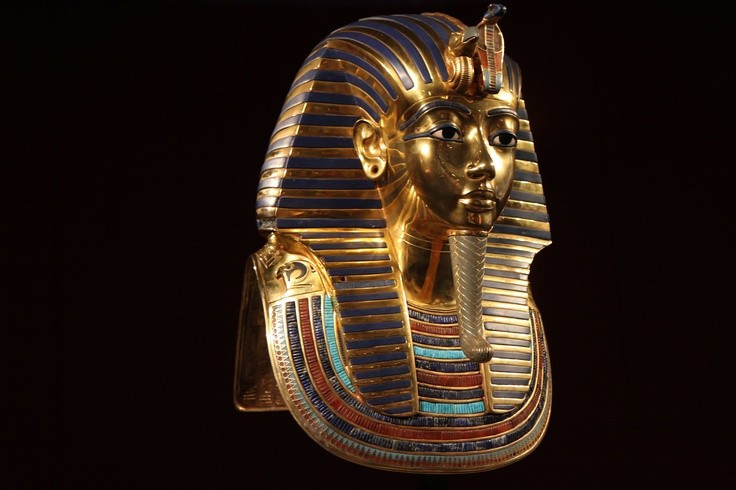 Mặt nạ vàng của Tutankhamun là biểu tượng của Ai Cập cổ đại. Vật phẩm này nặng hơn 10 kg, khắc tinh xảo từng đường nét gương mặt nhà vua. Ảnh: Pinterest.