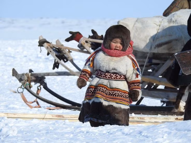 Trẻ em học thích nghi với băng giá từ nhỏ. Chúng học cách điều khiển tuần lộc và dựng lều ngay từ khi rất bé. Ảnh: Pinterest.