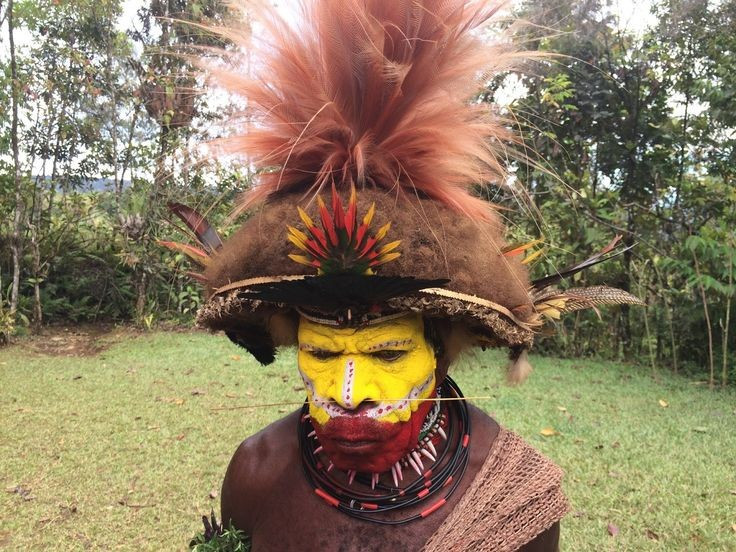 Nổi tiếng với những bộ tóc giả cầu kỳ. Đàn ông Huli được biết đến với truyền thống đội tóc giả làm từ chính tóc thật của mình. Họ nuôi tóc trong nhiều tháng, sau đó cắt và tạo hình thành những chiếc mũ tóc tròn trang trí lông chim rực rỡ. Ảnh: Pinterest.
