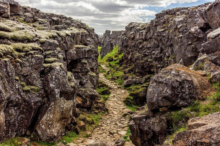 Gắn liền với bản sắc dân tộc Iceland. Thingvellir không chỉ là điểm du lịch mà còn là biểu tượng lịch sử, nơi người Iceland tuyên bố độc lập khỏi Đan Mạch năm 1944. Ảnh: Pinterest.