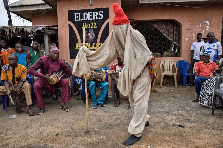 Vai trò nổi bật trong lịch sử hiện đại Nigeria. Người Igbo từng là lực lượng trung tâm trong phong trào ly khai Biafra (1967–1970), một sự kiện để lại dấu ấn sâu đậm trong lịch sử chính trị và bản sắc tập thể của họ. Ảnh: 101lasttribes.com.