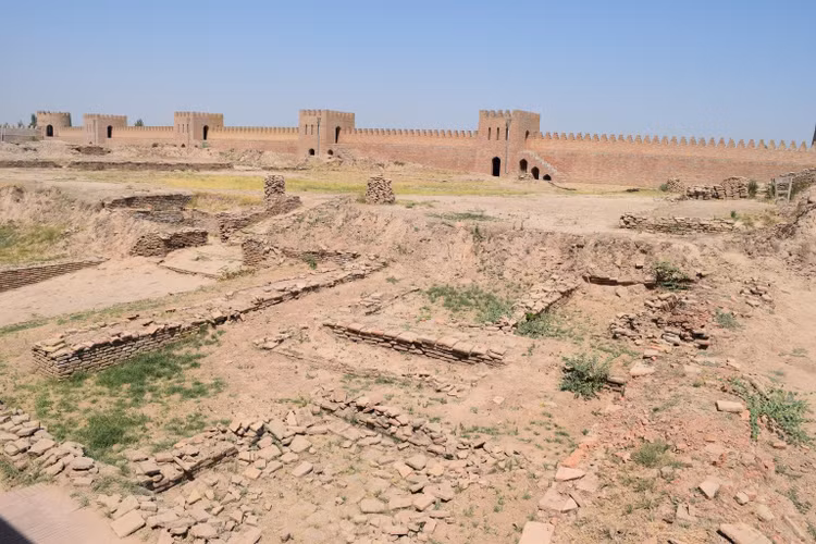 Vương quốc cổ Khuttal (Tajikistan). Quần thể khảo cổ này từng là một trung tâm chính trị quan trọng ở Trung Á từ thế kỷ 7–10, nằm trên các tuyến giao thương cổ. Tàn tích thành quách, cung điện và công trình phòng thủ cho thấy sự giao thoa giữa các nền văn minh Ba Tư, Hồi giáo và du mục. Ảnh: TripBucket.