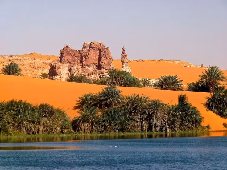 Gồm nhiều hồ với đặc điểm khác nhau. Cụm hồ bao gồm hàng chục hồ nhỏ, mỗi hồ có màu sắc, độ mặn và độ sâu khác nhau tạo nên cảnh quan độc đáo. Ảnh: Pinterest.