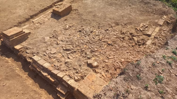 Trong đợt khai quật từ 17/6 đến 31/7/2025, các nhà khảo cổ làm việc trên diện tích 300m², phát hiện 6 di tích và thu thập hơn 17.650 hiện vật. Ảnh: Trương Định / Báo Tiền Phong.