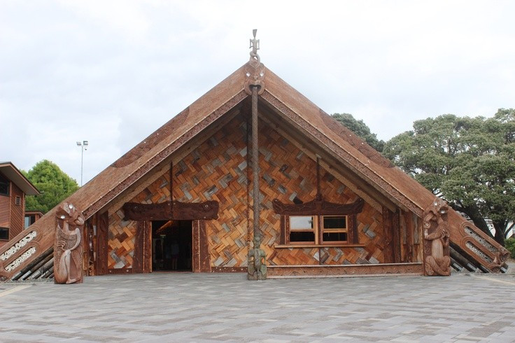Nhà họp cộng đồng wharenui rất quan trọng. Đây là không gian sinh hoạt văn hóa và nghi lễ của cộng đồng Maori. Ảnh: Pinterest.