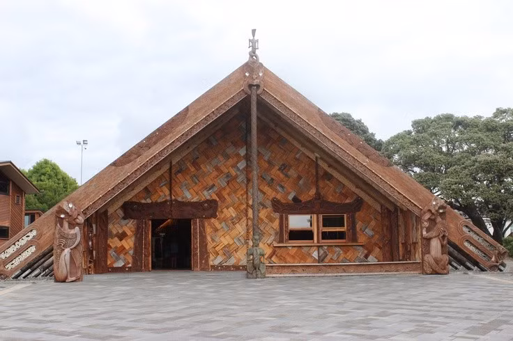 Nhà họp cộng đồng wharenui rất quan trọng. Đây là không gian sinh hoạt văn hóa và nghi lễ của cộng đồng Maori. Ảnh: Pinterest.