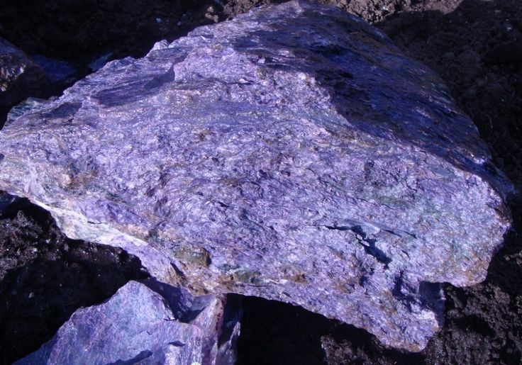 Charoite – vẻ đẹp tím độc nhất Siberia. Charoite chỉ được khai thác tại vùng sông Chara ở Nga, nổi bật với màu tím xoáy đặc trưng không tìm thấy ở bất kỳ nơi nào khác. Ảnh: Pinterest.