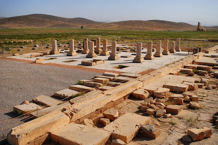 Pasargadae là biểu tượng của tinh thần nhân văn Ba Tư. Di tích này nhắc nhớ cho hậu thế về tầm vóc của nhà lãnh đạo từng được ca ngợi là “người bảo vệ nhân loại”. Ảnh: pasargadae.info.