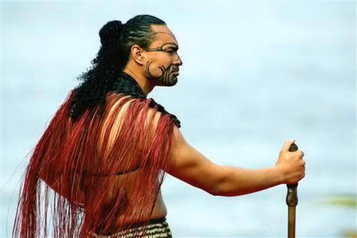 Truyền thuyết Maori lưu giữ lịch sử qua truyền miệng. Các câu chuyện kể giải thích nguồn gốc núi, sông và tổ tiên. Ảnh: Pinterest.