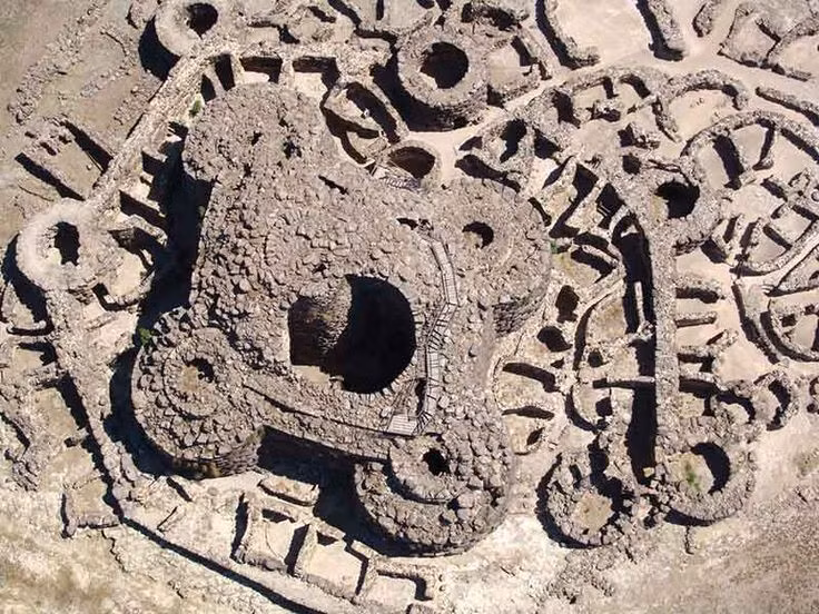 Cấu trúc trung tâm là một tháp nuraghe. Tháp chính có hình nón cụt, được ghép từ những khối đá bazan lớn mà không dùng vữa. Ảnh: Pinterest.