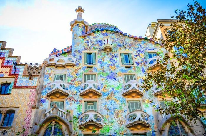 Casa Batlló. Tọa lạc trên đại lộ Passeig de Gràcia, Casa Batlló gây ấn tượng với mặt tiền gợn sóng và mái nhà gợi hình lưng rồng. Nội thất sử dụng ánh sáng tự nhiên khéo léo, tạo nên không gian sống vừa nghệ thuật vừa tiện nghi. Ảnh: Pinterest.