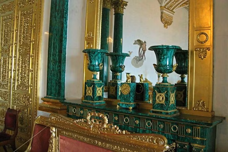 Được dùng trong nghệ thuật kiến trúc. Nhiều công trình châu Âu thời Phục hưng, đặc biệt ở Nga, đã dùng malachite để ốp tường, cột và chế tác đồ nội thất. Ảnh: Pinterest.