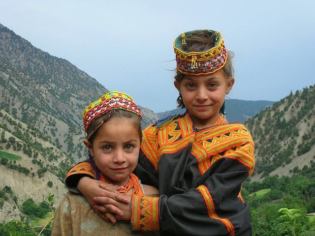 Cộng đồng thiểu số nhỏ bé giữa Hindu Kush. Người Kalasha sinh sống chủ yếu tại ba thung lũng Bumburet, Rumbur và Birir ở vùng núi Hindu Kush. Dân số chỉ vài nghìn người khiến họ trở thành một trong những cộng đồng thiểu số nhỏ và đặc biệt nhất Pakistan. Ảnh: Pinterest.