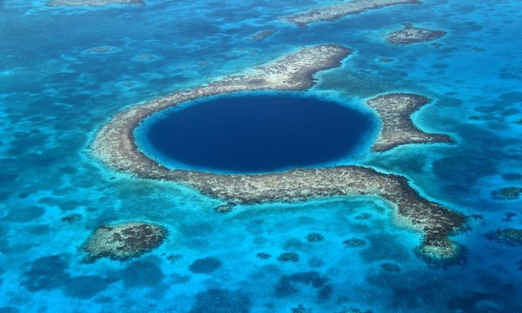 Hố Xanh Lớn là điểm nổi bật của rạn. Hố xanh khổng lồ rộng khoảng 300 mét, sâu hơn 120 mét, là một trong những địa điểm lặn nổi tiếng nhất thế giới. Ảnh: Pinterest.