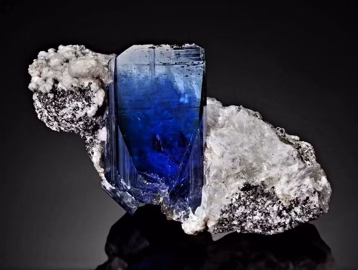 5. Được xem là “viên đá của thế kỷ 20”. Với vẻ đẹp độc đáo và nguồn gốc đặc biệt, Tanzanite nhanh chóng được yêu thích và được ca ngợi là phát hiện đá quý quan trọng nhất của thế kỷ 20. Ảnh: Pinterest.