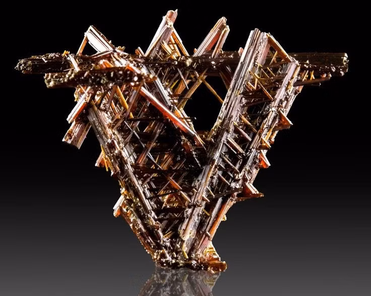 Có ánh kim. Bề mặt tinh thể rutile thường lấp lánh, tạo cảm giác như kim loại. Ảnh: Pinterest.