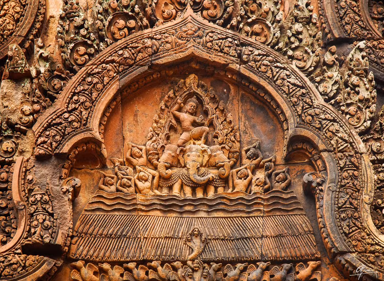 Chạm khắc tinh xảo bậc nhất Campuchia. Những hoa văn và hình ảnh thần thoại Ấn Độ giáo tại Banteay Srei được đánh giá là đẹp và chi tiết nhất trong nghệ thuật Khmer cổ. Ảnh: Pinterest.