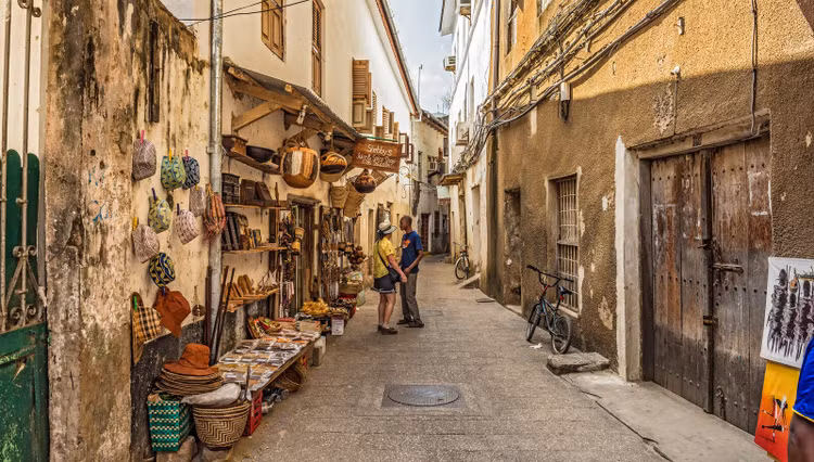 Hệ thống đường phố như mê cung. Các con hẻm nhỏ hẹp, quanh co tạo thành một mạng lưới giống mê cung. Điều này không chỉ giúp chống nắng mà còn phản ánh cách quy hoạch đô thị truyền thống của khu vực. Ảnh: safari365.com.