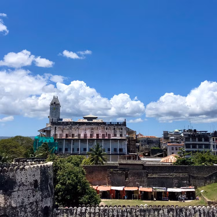 Đối mặt với thách thức bảo tồn. Dù mang giá trị lịch sử lớn, nhiều công trình tại Stone Town đang xuống cấp do thời gian và tác động của môi trường. Các nỗ lực bảo tồn đang được triển khai để giữ gìn di sản quý giá này. Ảnh: tripadvisor.com.