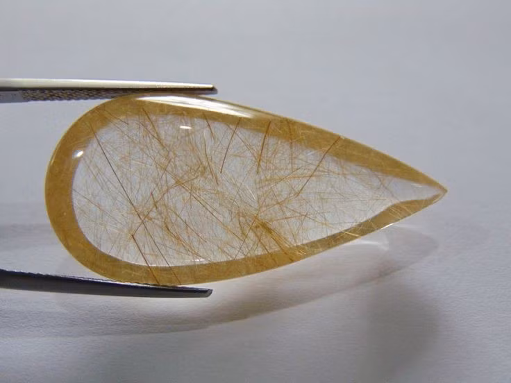 Thường tạo bao thể trong đá quý. Các “sợi tóc” rutile trong thạch anh hay sapphire làm tăng giá trị thẩm mỹ cho đá. Ảnh: Pinterest.