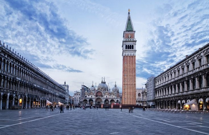 Quảng trường San Marco nổi tiếng. Piazza San Marco được mệnh danh là “phòng khách của châu Âu”. Nơi đây tập trung các công trình biểu tượng và là điểm hẹn quen thuộc của du khách toàn cầu. Ảnh: Pinterest.