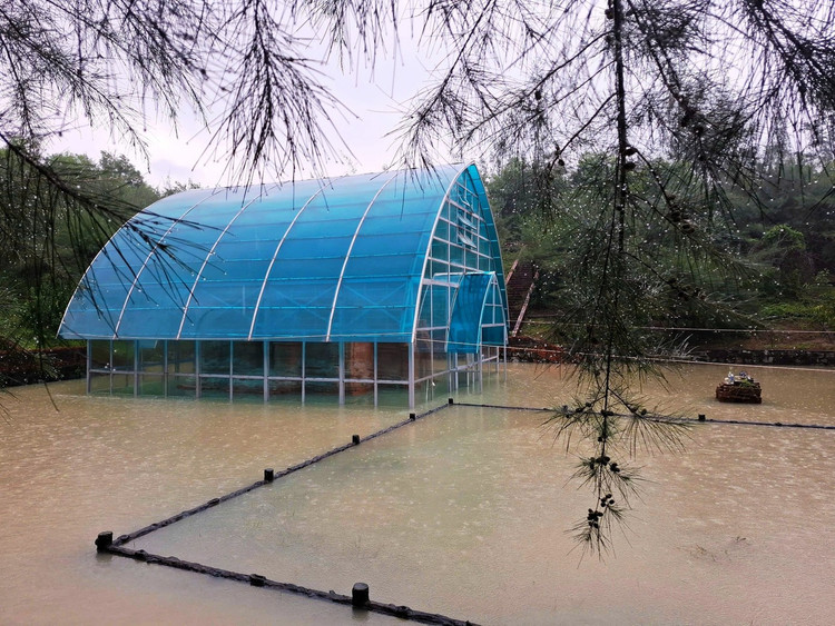 De Phu Dien Cham-toren staat al lange tijd onder water. Foto: Hoang Anh Tuan / Tien Phong Newspaper. Tháp Chăm Phú Diên đã bị ngâm lâu ngày trong nước. Ảnh: Hoàng Anh Tuấn / Báo Tiền Phong.