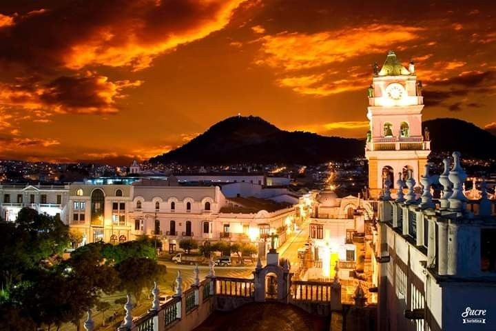 Là thủ đô hiến pháp của Bolivia. Mặc dù chính phủ và quốc hội Bolivia hiện đặt tại La Paz, Sucre vẫn được coi là thủ đô theo hiến pháp của đất nước. Tòa án Tối cao Bolivia vẫn đặt trụ sở tại thành phố này, giữ vai trò quan trọng trong hệ thống tư pháp quốc gia. Ảnh: Pinterest.