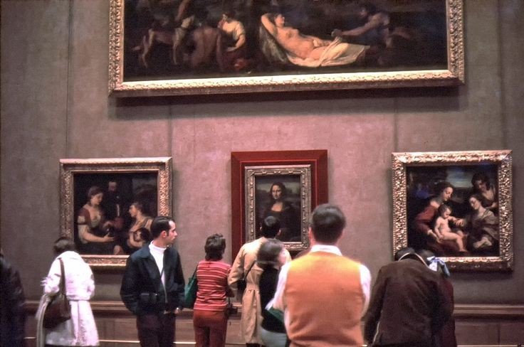 4. Kích thước tranh nhỏ hơn nhiều so với tưởng tượng của nhiều người. Với kích thước chỉ khoảng 77 x 53 cm, Mona Lisa thực tế nhỏ hơn nhiều so với sự nổi tiếng khổng lồ mà nó sở hữu. Ảnh: Pinterest.