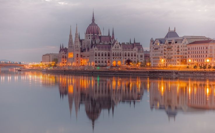 Biểu tượng quốc gia bên dòng Danube. Tòa nhà Quốc hội Hungary tọa lạc bên bờ sông Danube ở Budapest, giữ vị trí trung tâm trong đời sống chính trị và hình ảnh quốc gia. Công trình phản chiếu xuống mặt nước tạo nên một trong những khung cảnh mang tính biểu tượng nhất châu Âu Trung Âu. Ảnh: Pinterest.