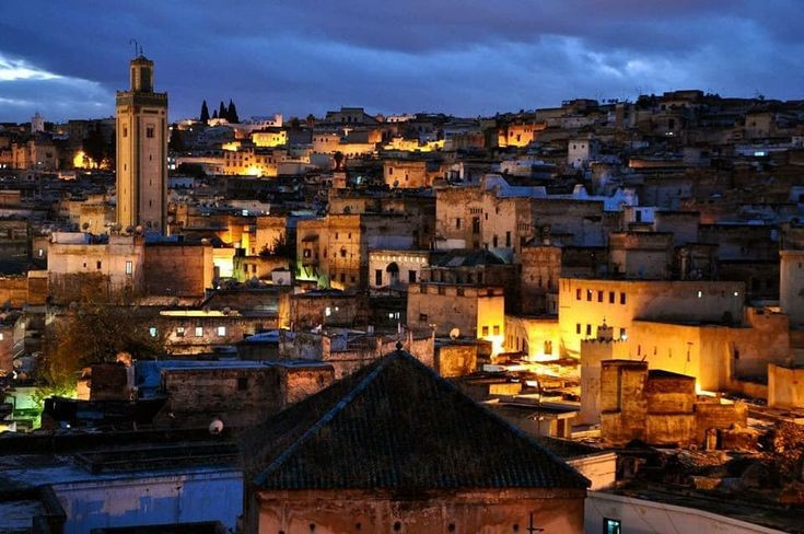 Kiến trúc Hồi giáo tinh xảo. Những nhà thờ, madrasa (trường) và đài phun nước trong Medina thể hiện nghệ thuật trang trí Hồi giáo với họa tiết hình học và gạch khảm tuyệt đẹp. Ảnh: Pinterest.