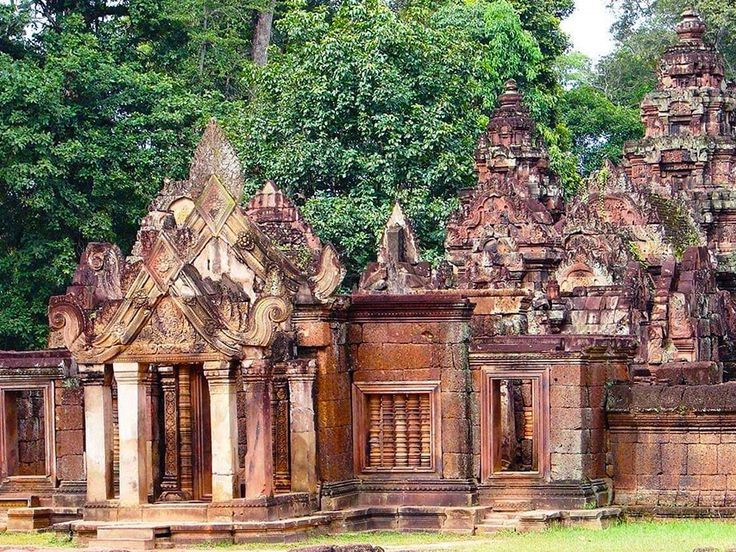 Tên gọi có nghĩa là “Pháo đài của phụ nữ”. Cái tên Banteay Srei thường được dịch là “Thành trì của các thiếu nữ” hoặc “Pháo đài của cái đẹp”, gắn với sự tinh tế trong nghệ thuật chạm khắc. Ảnh: Pinterest.