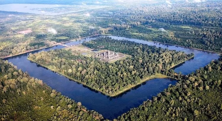 kết chặt với quy hoạch đô thị. Đền đài, khu dân cư và kênh rạch được bố trí hài hòa, phản ánh tư duy quy hoạch tổng thể hiếm thấy ở thế giới cổ đại. Ảnh: camerotaincambodia.wordpress.com.