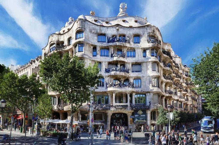 Casa Milà (La Pedrera). Casa Milà, còn gọi là La Pedrera, nổi bật với mặt đá uốn cong như sóng biển và sân thượng đầy ống khói tạo hình độc đáo. Đây là một trong những công trình dân dụng táo bạo nhất của Gaudí. Ảnh: Pinterest.