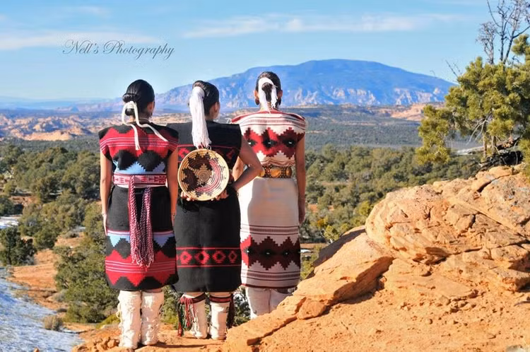 Triết lý sống đề cao sự hài hòa. Người Navajo tin vào sự cân bằng giữa con người, thiên nhiên và tinh thần, thể hiện rõ trong nghi lễ và đời sống hàng ngày. Ảnh: Pinterest.